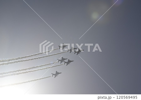 太陽を背に飛ぶブルーインパルス 120569495
