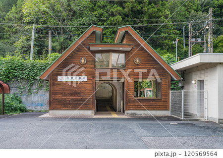 新城市の深い森に囲まれたJR飯田線三河大野駅のノスタルジックな風景(愛知県) 新城市の深い森に囲まれたJR飯田線三河大野駅のノスタルジックな風景(愛知県) 120569564