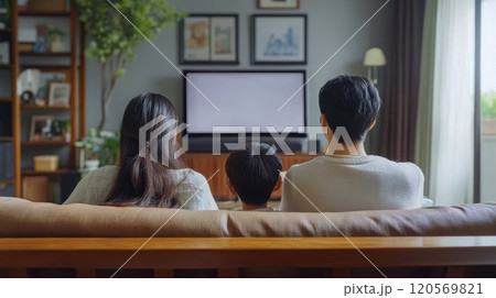 リビングでテレビを見る家族 リビングでテレビを見る家族 120569821
