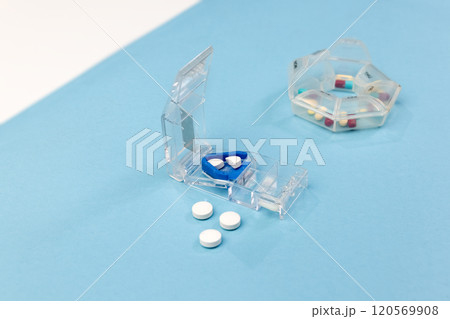 Senior man using pill splitter or pill cutter. 120569908