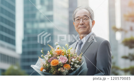 退職記念の花束を持つ日本人エグゼクティブ 120570085