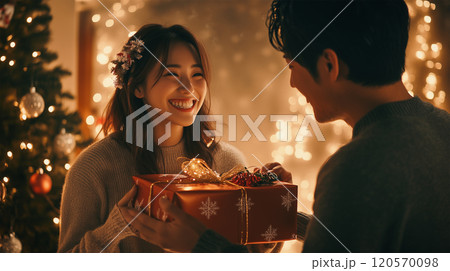クリスマスプレゼントを交換する日本人カップ. 120570098