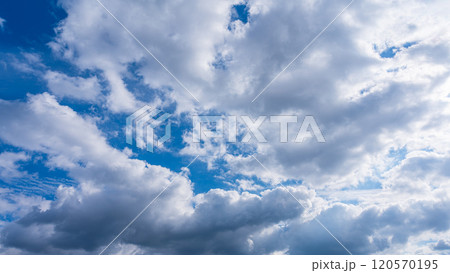 秋の青空に、2層になって流れるたくさんの白い雲 120570195