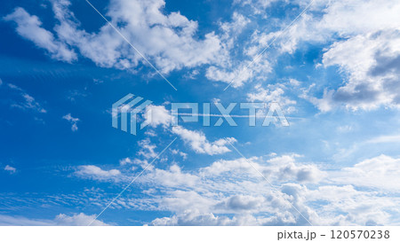 秋の青空に、2層になって流れるたくさんの白い雲 秋の青空に、2層になって流れるたくさんの白い雲 120570238