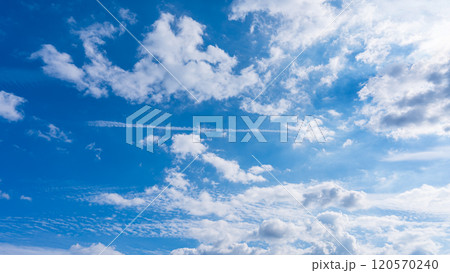秋の青空に、2層になって流れるたくさんの白い雲 秋の青空に、2層になって流れるたくさんの白い雲 120570240