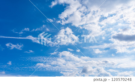 秋の青空に、2層になって流れるたくさんの白い雲 120570248