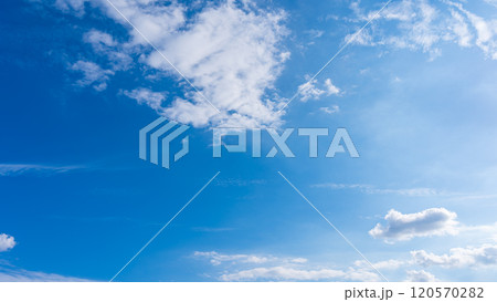 秋の青空に、2層になって流れるたくさんの白い雲 秋の青空に、2層になって流れるたくさんの白い雲 120570282