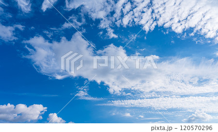 秋の青空に、2層になって流れるたくさんの白い雲 120570296