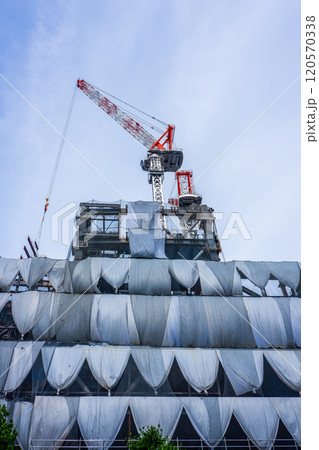 養生シートが束ねられた高層ビル建設現場 120570338