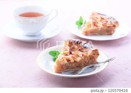 アップルパイ （ カットイメージ ）ピンクの背景 120570428