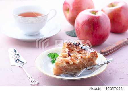 アップルパイ （ カットイメージ ）ピンクの背景 120570434