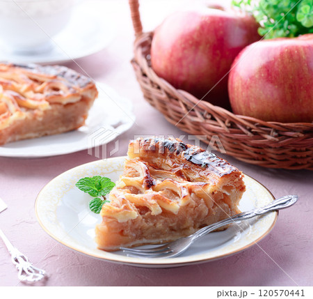 アップルパイ （ カットイメージ ）ピンクの背景 120570441