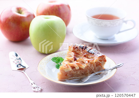 アップルパイ （ カットイメージ ）ピンクの背景 120570447