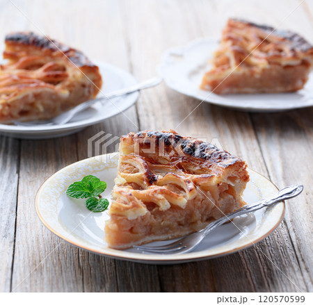 アップルパイ ( カットイメージ )古い板の背景 アップルパイ ( カットイメージ )古い板の背景 120570599