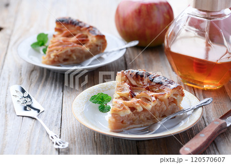 アップルパイ （ カットイメージ ）古い板の背景 120570607