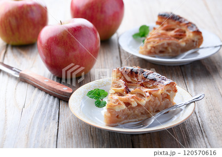アップルパイ （ カットイメージ ）古い板の背景 120570616