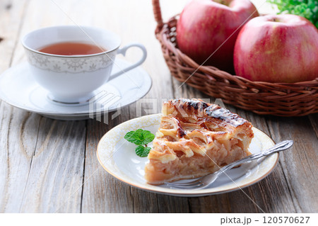 アップルパイ （ カットイメージ ）古い板の背景 120570627