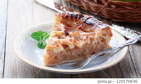 アップルパイ （ カットイメージ ）古い板の背景 120570636