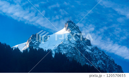 シャモニからエギーユデュミディを見上げる　フランス　シャモニ 120570655