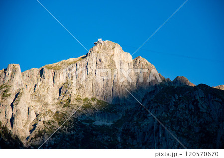 シャモニからルブレバンを見上げる フランス シャモニ シャモニからルブレバンを見上げる フランス シャモニ 120570670