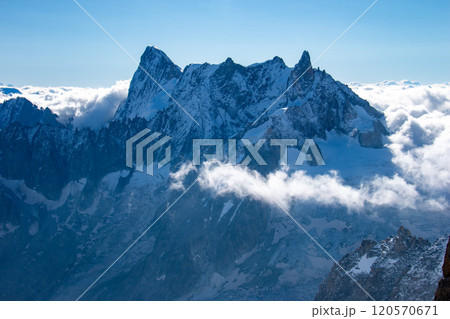 エギーユデュミディ展望台からのグランドジョラス　フランス　シャモニ 120570671