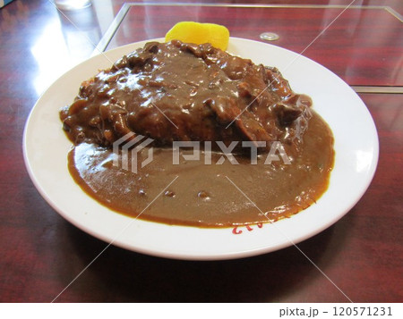 熊本県天草市牛深町、地元の人気食堂「お食事処とん」の看板メニュー、ボリューム満点のカツカレー 120571231