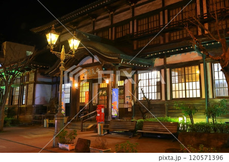 夜の竹瓦温泉(別府温泉・別府市) 夜の竹瓦温泉(別府温泉・別府市) 120571396