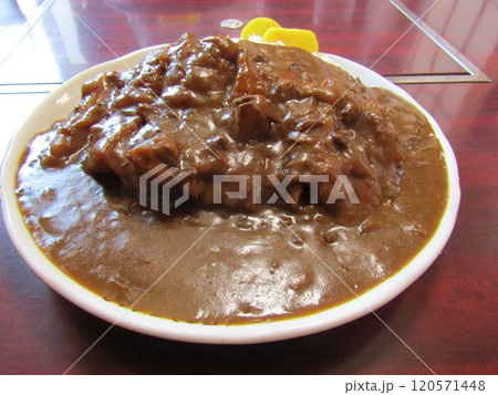 熊本県天草市牛深町、地元の人気食堂「お食事処とん」の看板メニュー、ボリューム満点のカツカレー大盛 120571448