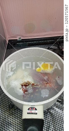 カニを茹でている カニを茹でている 120571567