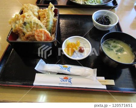 熊本県上天草市大矢野町、「道の駅上天草さんぱーる」のレストランで提供される、季節限定の鱧天重定食 120571651