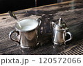 銀食器に入ったコーヒーに入れる砂糖とミルク 120572066