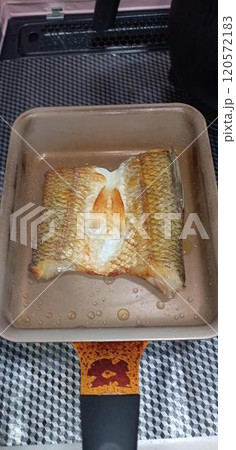 干物をフライパンで焼いている 干物をフライパンで焼いている 120572183
