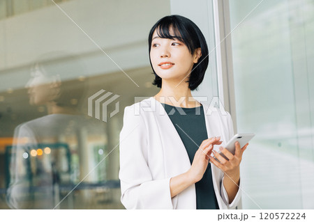 スマホを使うビジネスウーマン 120572224