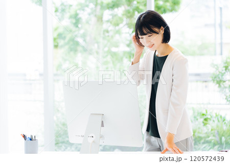 パソコンをチェックするビジネスウーマン 120572439