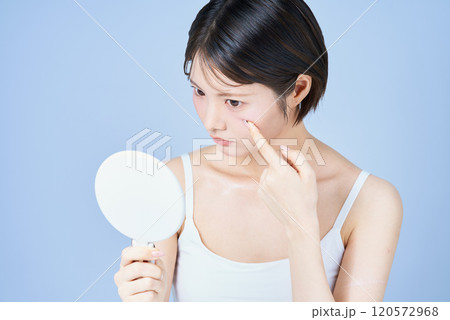 肌の様子を確かめる若い女性 120572968