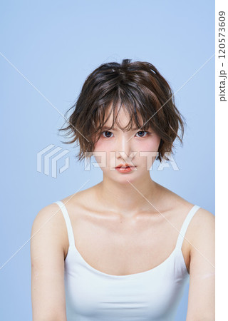 若い女性のポートレート 120573609