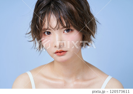若い女性のポートレート 120573611