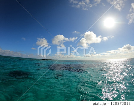 天国に近い場所。絶景広がる沖縄の海 120573812