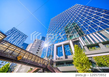 日本の東京都市景観 輝く時代へ。歩道橋のある街。渋谷アクシュや渋谷ストリームなどを望む=25日 日本の東京都市景観 輝く時代へ。歩道橋のある街。渋谷アクシュや渋谷ストリームなどを望む=25日 120573932