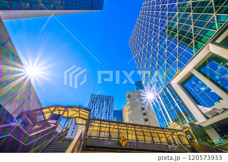 日本の東京都市景観　希望の光…。歩道橋のある街。渋谷アクシュや渋谷ストリームなどを望む＝25日 120573933