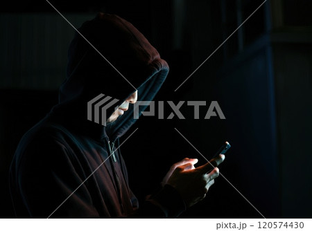 暗闇で闇バイトをスマホで探す男 120574430