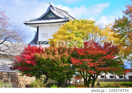 秋の金沢城 120574754