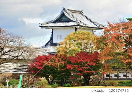 秋の金沢城 120574756