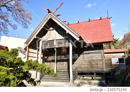 晩秋の北海道八雲町熊石で根崎神社の風景を撮影 120575240