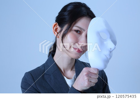 仮面を持つ女性会社員のイメージ 仮面を持つ女性会社員のイメージ 120575435