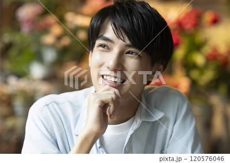 笑顔で見上げる男性 笑顔で見上げる男性 120576046