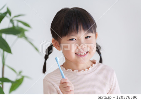 歯ブラシで歯磨きする子供 歯ブラシで歯磨きする子供 120576390