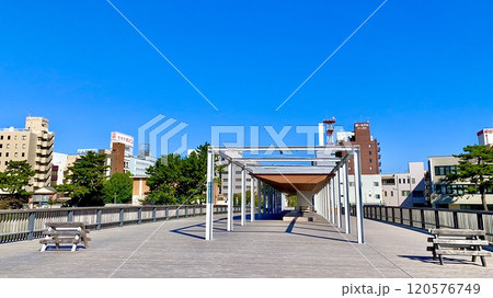 秋晴れの青空に映え、木のぬくもりを感じる桜城橋の風景〈乙川河川緑地/愛知県岡崎市〉 秋晴れの青空に映え、木のぬくもりを感じる桜城橋の風景〈乙川河川緑地/愛知県岡崎市〉 120576749