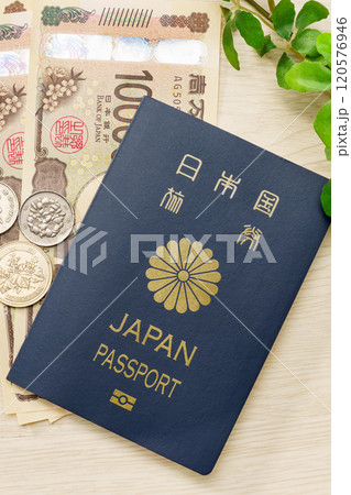 日本のパスポートとお金 120576946