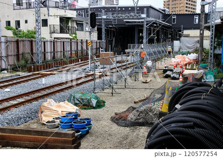 高架化に向けた線路切替工事を終え旧1番線ホームが撤去されつつある『春日部駅』上り本線 高架化に向けた線路切替工事を終え旧1番線ホームが撤去されつつある『春日部駅』上り本線 120577254